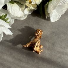 画像4: 英国ヴィンテージ　陽だまりに佇むゴールドプードルのブローチ (4)