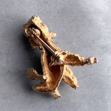 画像2: 英国ヴィンテージ　陽だまりに佇むゴールドプードルのブローチ (2)