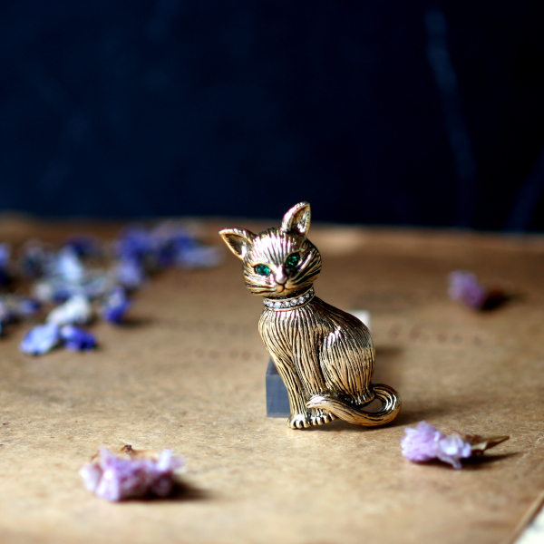 英国 ヴィンテージ グリーンアイ 猫ブローチ「緑の瞳に宿る ひそやかな魔法」イギリス アクセサリー