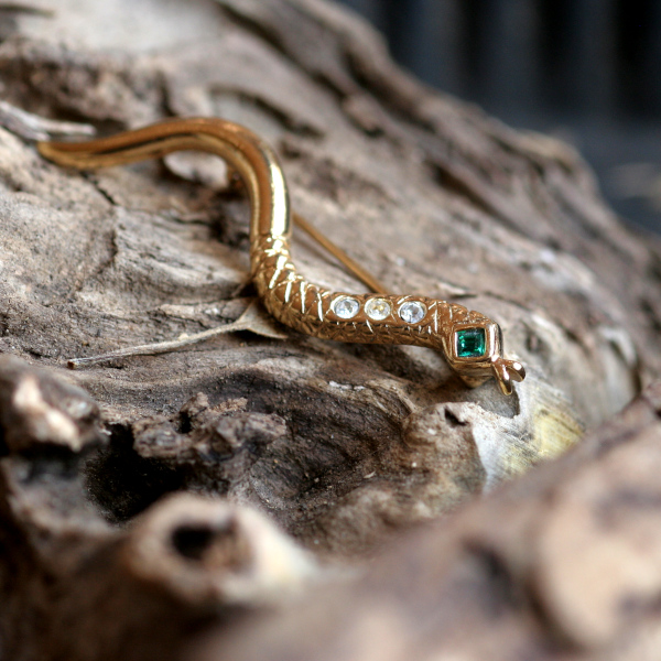 英国 ヴィンテージへびブローチ「変容と再生を胸に宿す」 幸運の昆虫アクセサリー  