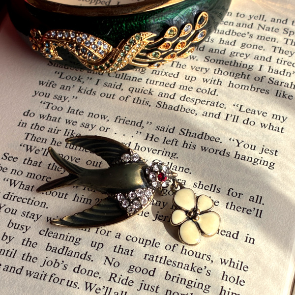 英国ヴィンテージブローチ 幸運を運ぶ白い花とつばめ　エナメル＆クリスタル装飾 