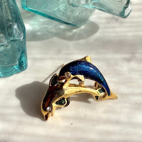 英国ヴィンテージ　寄り添う二匹のイルカが運ぶ幸運のきらめき