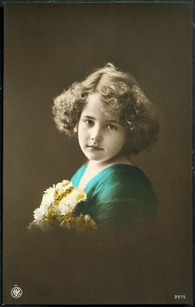 イギリス アンティークポストカード 少女とお花のポートレートA
