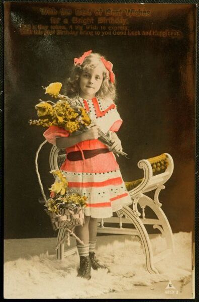 イギリス アンティークポストカード 黄色いお花と一緒に。美しい少女