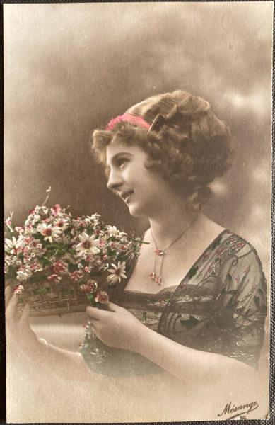 フランス 1916年 アンティークポストカード 花かごを持つ女性 YA1047